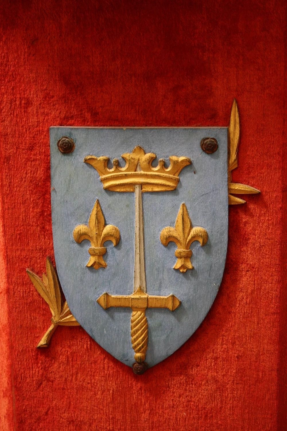 Le Blason de Sainte Jeanne d’Arc : Symbole de Foi et de Courage